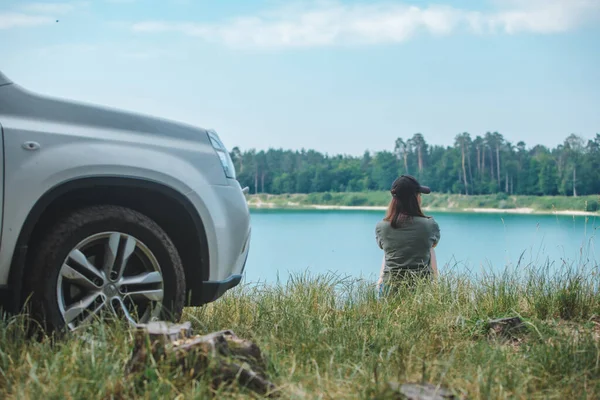 Mulher Sentada Borda Apreciando Vista Conceito Viagem Carro Lago — Fotografia de Stock