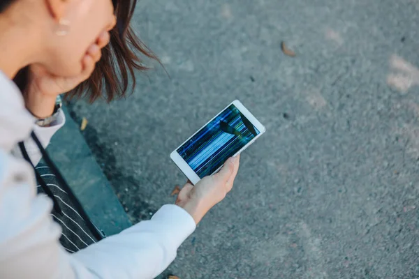 Kéz Kezében Telefon Törött Képernyőn Modulok Biztosítása — Stock Fotó