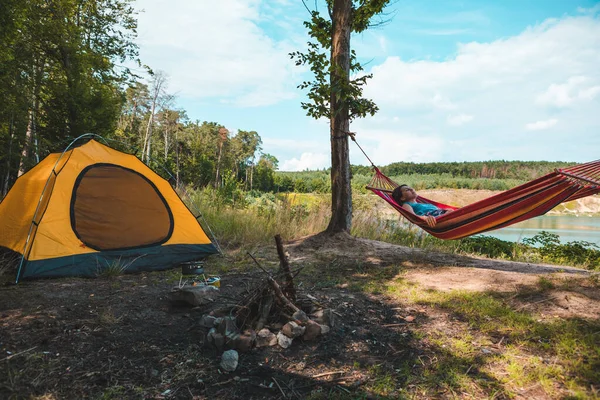 Kvinna Som Ligger Hängmatta Läger Nära Sjön Sommar Vandring Koncept — Stockfoto