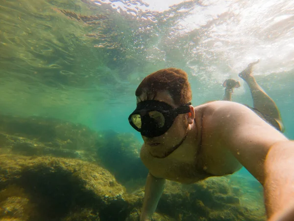 Mann Schwimmt Unter Wasser Mit Schnorcheln Moschus Sommer Urlaub Meer — Stockfoto