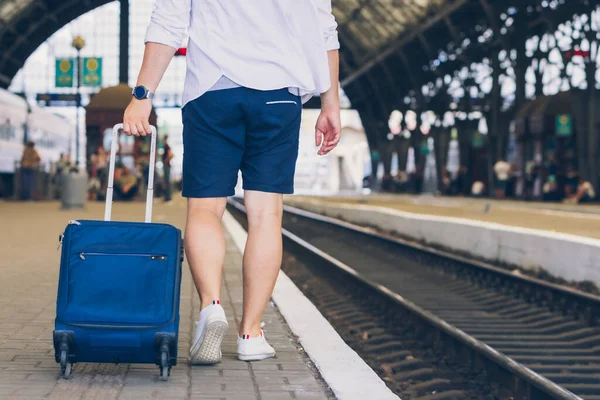 Mann Mit Koffer Auf Rädern Bahnsteig Unterwegs — Stockfoto