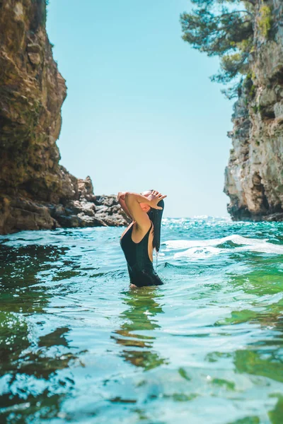 Açık Mavi Deniz Suyunda Siyah Mayo Giyen Genç Seksi Bir — Stok fotoğraf