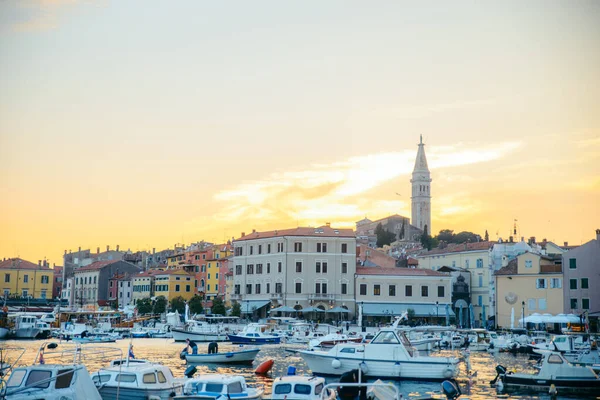 Vista Bela Cidade Velha Rovinj Croácia Barcos Pôr Sol Baía — Fotografia de Stock