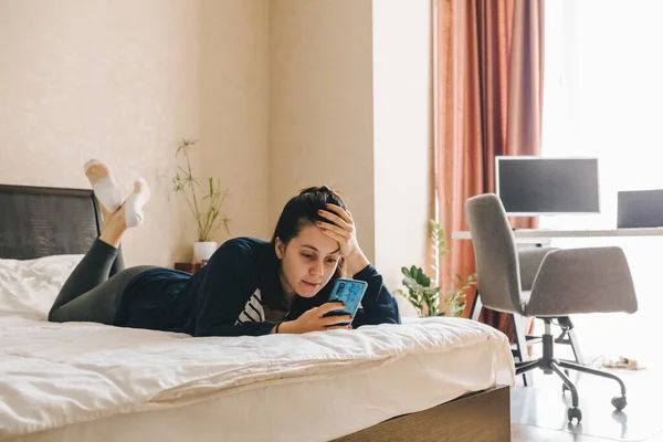 Woman Bed Surfing Internet Phone Reading News Laptop Monitor Table — Stock Photo, Image