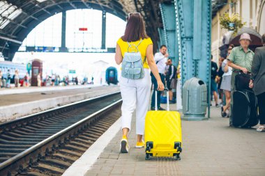 Tren istasyonunda sarı çantalı kadın fotokopi alanı