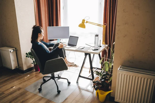 Femme Travaillant Maison Télétravail Sur Ordinateur Portable Espace Copie — Photo