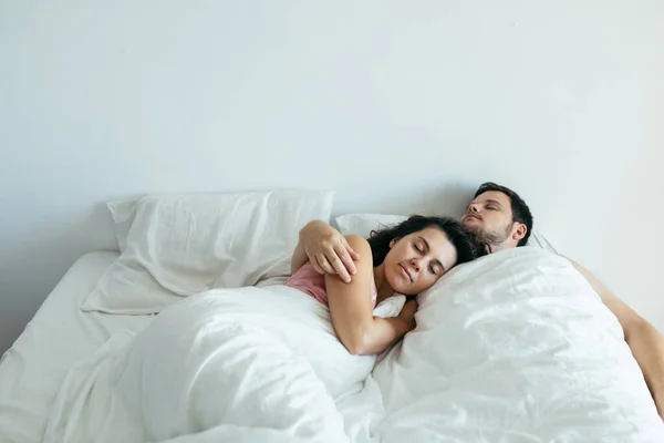 Paar Schläft Bett Mit Weißen Laken — Stockfoto