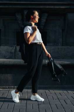 Şehir caddesinde gün batımında genç güzel bir kadının portresi.