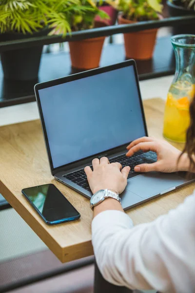 Mulher Trabalhando Laptop Café Tela Branca Espaço Cópia Conceito Freelancer — Fotografia de Stock