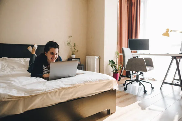 Mujer Acostada Cama Con Espacio Copia Portátil —  Fotos de Stock