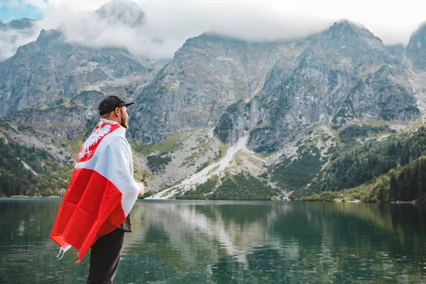 폴란드 국기를 뒤집어쓴 호수를 바라보며 가장자리에 바다의 — 스톡 사진