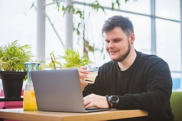 Smiling Man Sitting Cafe Laptop Glass Lemonade Freelance Concept — Stock Photo, Image