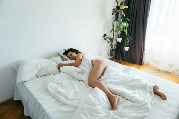 Γυναίκα Στο Κρεβάτι Λευκά Φύλλα Φως Ημέρας — Φωτογραφία Αρχείου