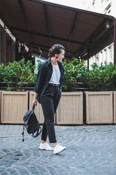 Sokakta yürüyen güzel bir kadın.