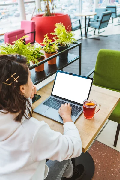 Woman Working Laptop Cafe White Screen Drinking Hot Fruit Tea — Stock Photo, Image