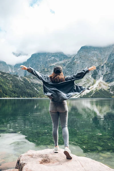 Jovem Mulher Bonita Apreciando Vista Lago Montanhas Caminhadas Conceito Liberdade — Fotografia de Stock