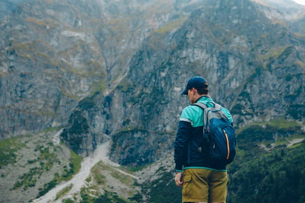 Muž Batohem Při Pohledu Jezero Horách Krásná Krajina — Stock fotografie