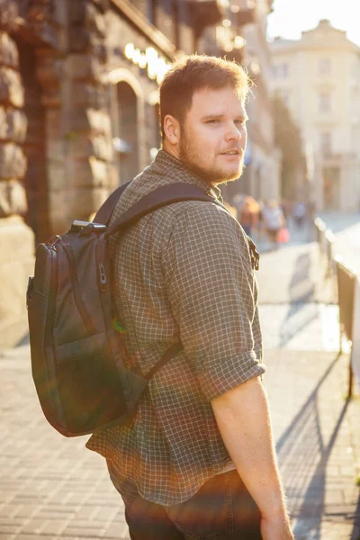 Junger Bärtiger Mann Bei Sonnenuntergang Auf Der Straße — Stockfoto