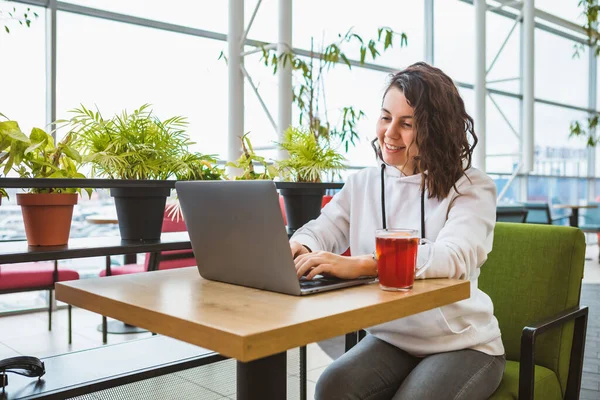 Young Gorgeous Woman Working Laptop Cafe Drinking Warm Tea — Stock Photo, Image