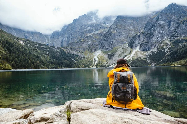 Γυναίκα Backpacker Κάθεται Στο Βράχο Απολαμβάνοντας Θέα Της Λίμνης Tatra — Φωτογραφία Αρχείου