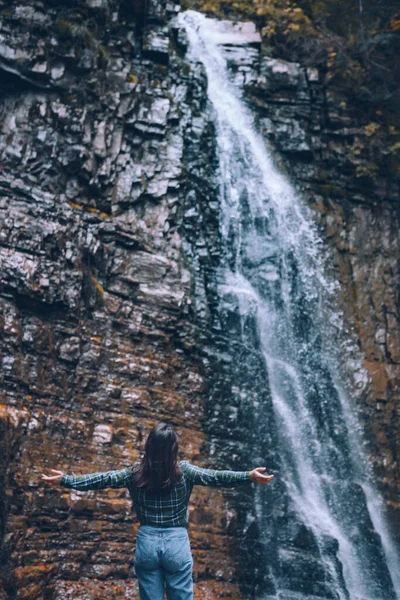 Vrouw Casual Kleding Kijken Naar Waterval Kopiëren Ruimte — Stockfoto
