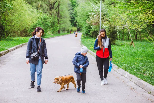 Dos Mujeres Con Niño Perro Paseando Parque Ciudad Temporada Primavera — Foto de Stock