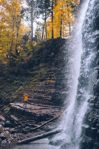 Žena Žlutém Plášti Podzim Vodopád Turistický Koncept — Stock fotografie