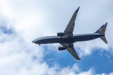 Pula, Hırvatistan - 19 Mayıs 2019: bulutlu havada büyük bir uçak indi