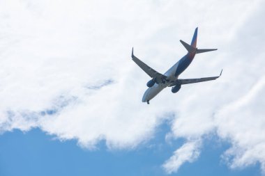 Gökyüzü seyahati konseptinde uçak kopyalama alanı