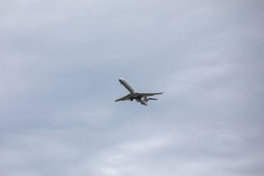 Gökyüzüne inen uçak bulutlu hava durumu kopyalama uzayı