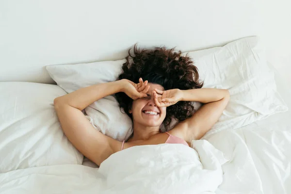 Jovem Mulher Bonita Cama Com Folhas Brancas Espaço Cópia Luz — Fotografia de Stock