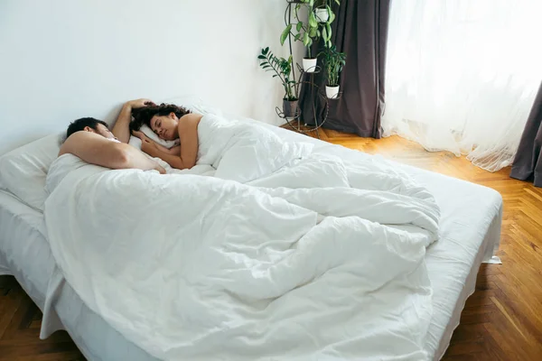 Pareja Durmiendo Cama Con Sábanas Blancas Espacio Copia —  Fotos de Stock