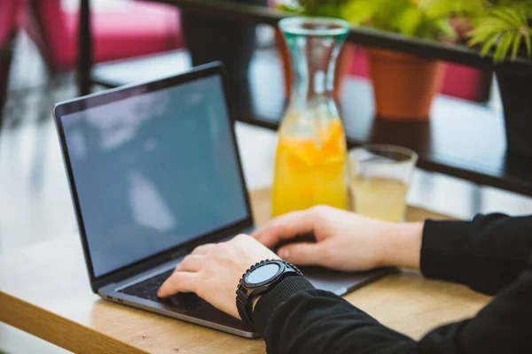 Homme Travaillant Sur Ordinateur Portable Dans Café Blanc Écran Copie — Photo