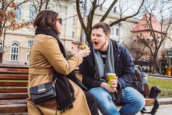 Jong Volwassen Paar Eten Fast Food Bankje Van Het Stadspark — Stockfoto