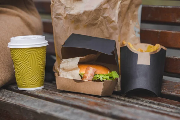 Fastfood Grote Hamburger Met Kopje Thee Een Bankje Eet — Stockfoto