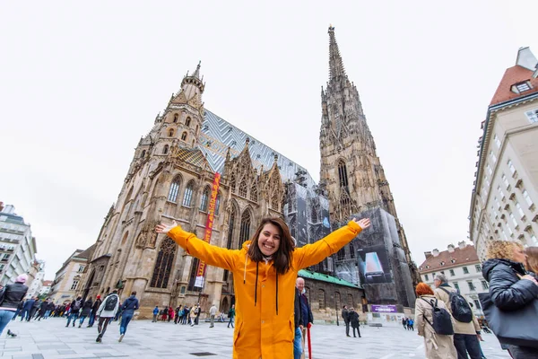 Lächelnd Glückliches Frauenporträt Vor Der Wiener Domkirche Heiliger Stiefvater — Stockfoto