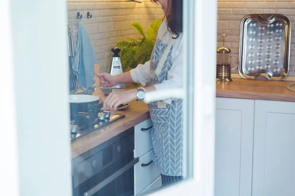 Mujer Cocina Panqueques Vista Través Ventana Vidrio —  Fotos de Stock