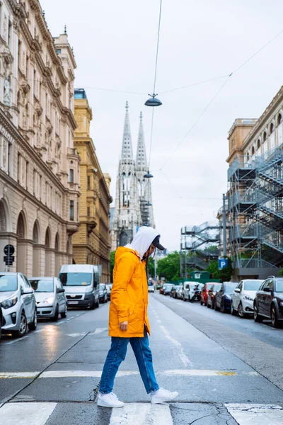 Žena Přecházející Ulici Staré Kostelní Věže Pozadí Vídeň Rakousko — Stock fotografie