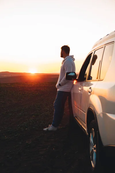 Άνδρας Στέκεται Κοντά Στο Λευκό Suv Αυτοκίνητο Κοιτάζοντας Ηλιοβασίλεμα Αντίγραφο — Φωτογραφία Αρχείου