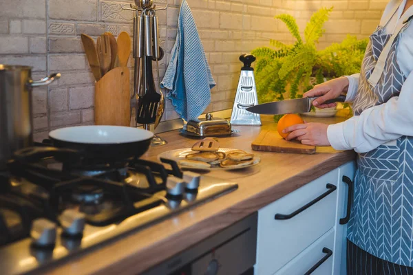 Mujer Cortando Naranja Cocina Doméstica Espacio Copia — Foto de Stock
