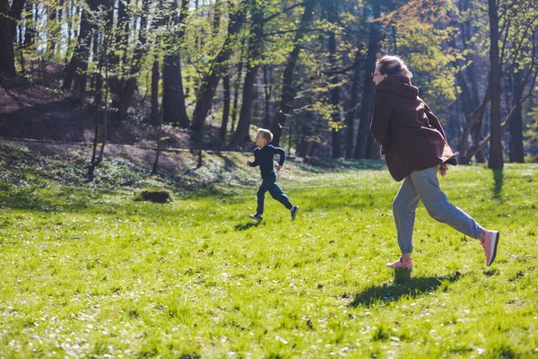 Mère Avec Fils Courir Par Printemps Ensoleillé Espace Copie Parc — Photo