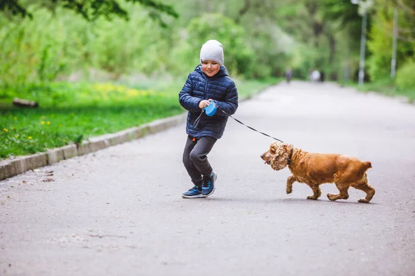 Liten Unge Med Liten Brun Hund Som Springer Stadsparken Kopiera — Stockfoto