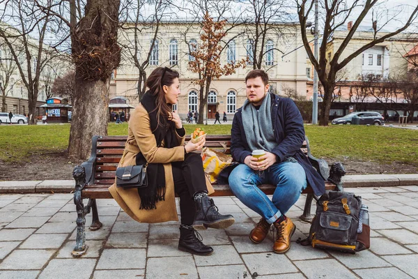 Young Adult Couple Eating Fast Food Bench City Park Lifestyle — Stock Photo, Image