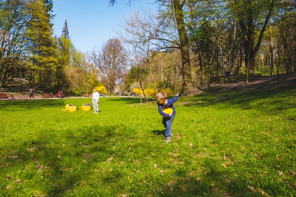 Mother Sun Playing Frisbee Spring Sunny Park Copy Space — Stock Photo, Image
