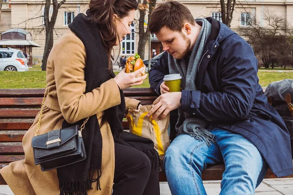 Young Adult Couple Eating Fast Food Bench City Park Lifestyle — Stock Photo, Image