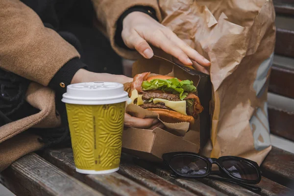 Vrouw Handen Close Houden Hamburger Met Koffie Kopje Fast Food — Stockfoto