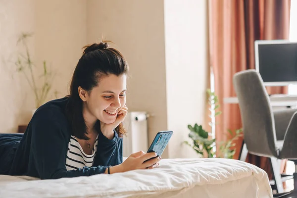 Усміхнена Жінка Ліжку Місцем Копіювання Мобільних Телефонів — стокове фото