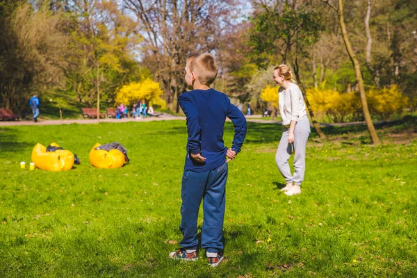 Mutter Mit Sonne Beim Frisbee Spielen Sonnigen Park — Stockfoto