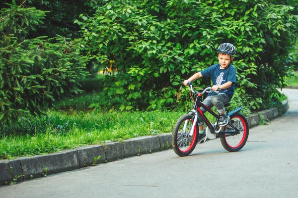 Petit Garçon Vélo Dans Casque Dans Parc Public — Photo
