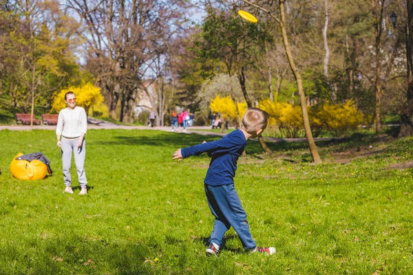 Madre Con Sole Giocare Frisbee Primavera Soleggiato Parco Copia Spazio — Foto Stock